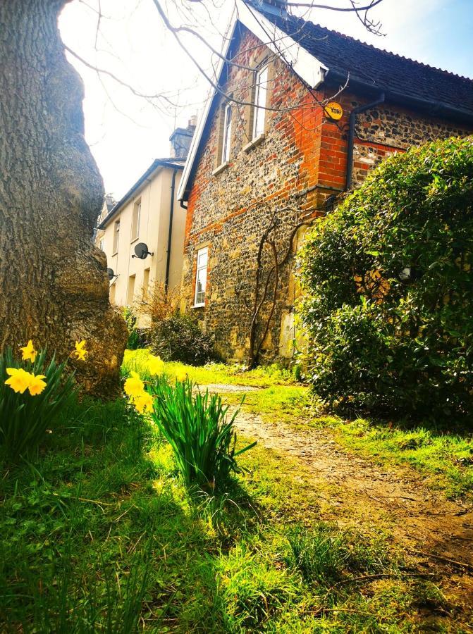 Historic, Traditional & Spacious Wiltshire Cottage Shrewton Esterno foto