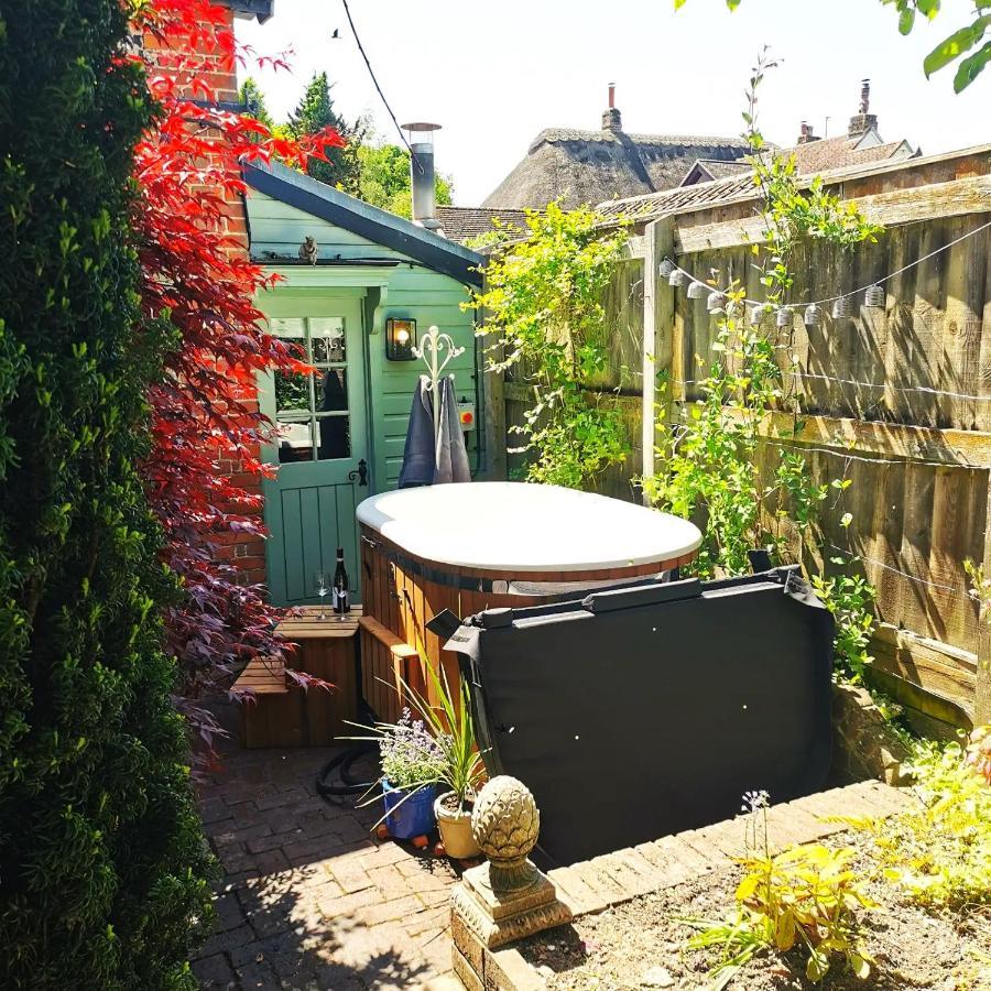 Historic, Traditional & Spacious Wiltshire Cottage Shrewton Esterno foto